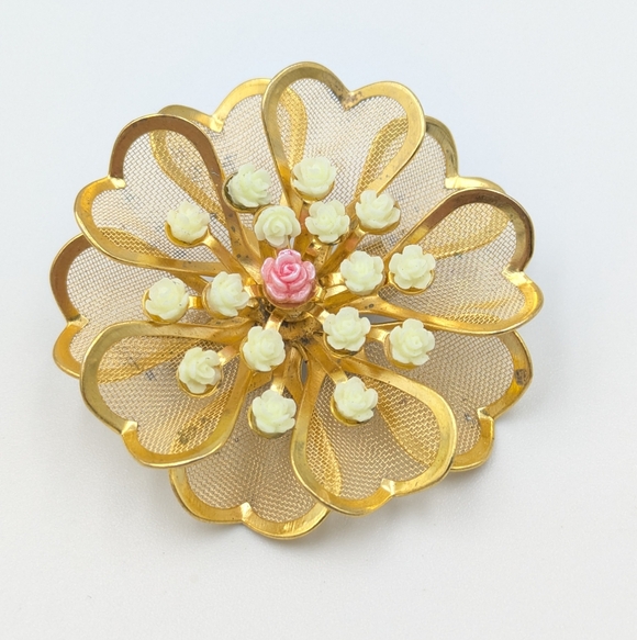 Vintage beautiful mesh gold tone heart flower brooch pin with pink and white - Picture 2 of 5